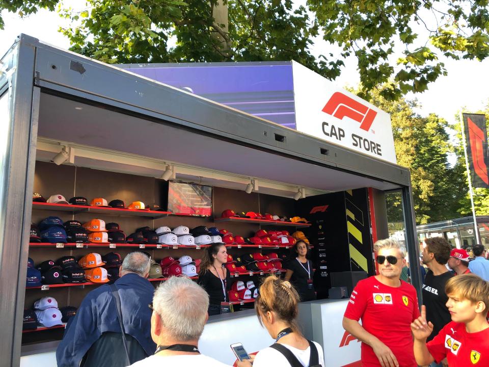 Pour les collectionneurs de casquettes - dont nous faisons partie -, la F1 réalise un rêve : un Cap Store