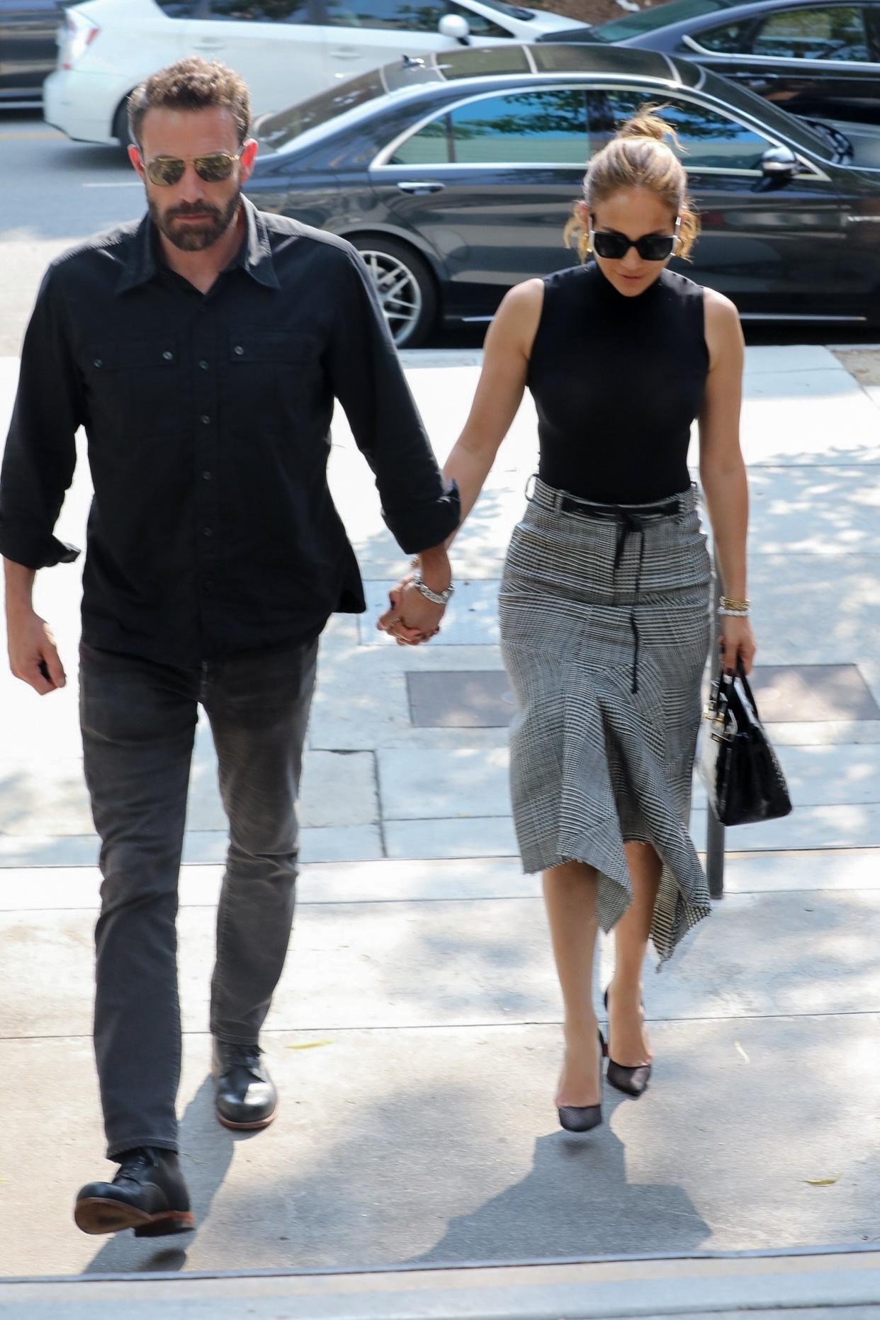 <h1 class="title">Ben Affleck and Jennifer Lopez wear matching outfits shopping in LA</h1><cite class="credit">Photo: Courtesy of Backgrid</cite>