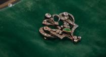 Deutlich teurer wurde es bei dieser Brosche mit drei Karat Diamanten und Smaragd aus einer Zeit um 1900. Auf 1.000 bis 1.200 Euro schätzte Wendela Horz das funkelnde Schmuckstück. (Bild: ZDF)