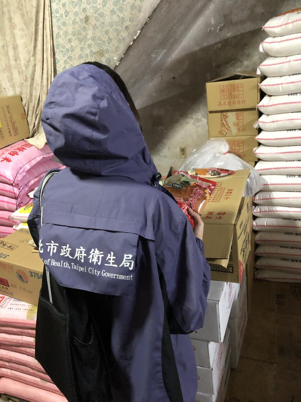 台北市衛生局查驗檢出蘇丹色素3號原料製成產品「朝天椒細粉」、「朝天椒」庫存和流向。（圖／台北市衛生局提供）