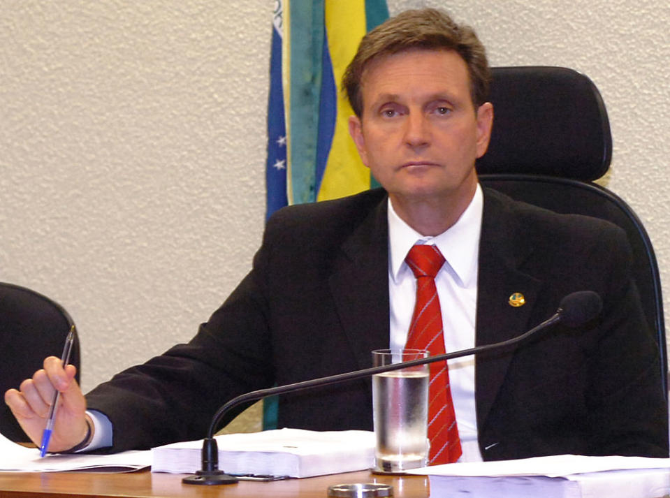 O senador e candidato do PRB à prefeitura do Rio, Marcelo Crivella, informa em seu site de campanha que, tem doutorado em Engenharia Civil pela Universidade de Pretória, na África do Sul. Segundo a Agência Lupa que entrou em contato com a Secretaria de Pós-graduação e de Graduação em Engenharia da Universidade de Pretória, foi informada de que não há registros da passagem de nenhum aluno com o nome e a data de nascimento do candidato do PRB pela instituição.Procurado, Crivella informou, por meio de sua assessoria de imprensa, que “houve um erro na tradução do certificado emitido pela Universidade de Pretória” (ao converter “master degree” para doutorado).