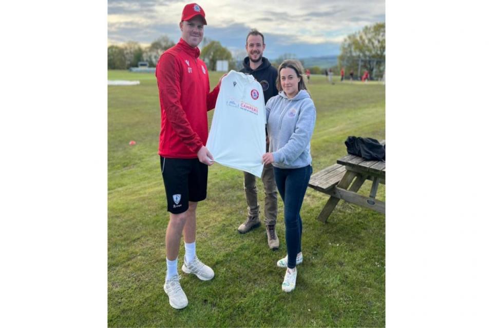 Club professional, Garnett Tarr, presents a Salesbury CC shirt to Jasmine Bell and Adam Pearson from My Adventure Campers <i>(Image: Salesbury CC)</i>