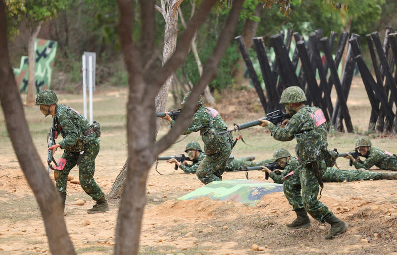 首梯1年義務役男入伍訓練期末鑑測（2） 首梯役期1年義務役、陸軍第2226梯役男18至22日展 開為期5天的「入伍訓練期末鑑測」，陸軍司令部20 日邀請媒體赴台中成功嶺營區採訪。圖為受訓新兵持 槍射擊。 中央社記者王飛華攝  113年3月20日 