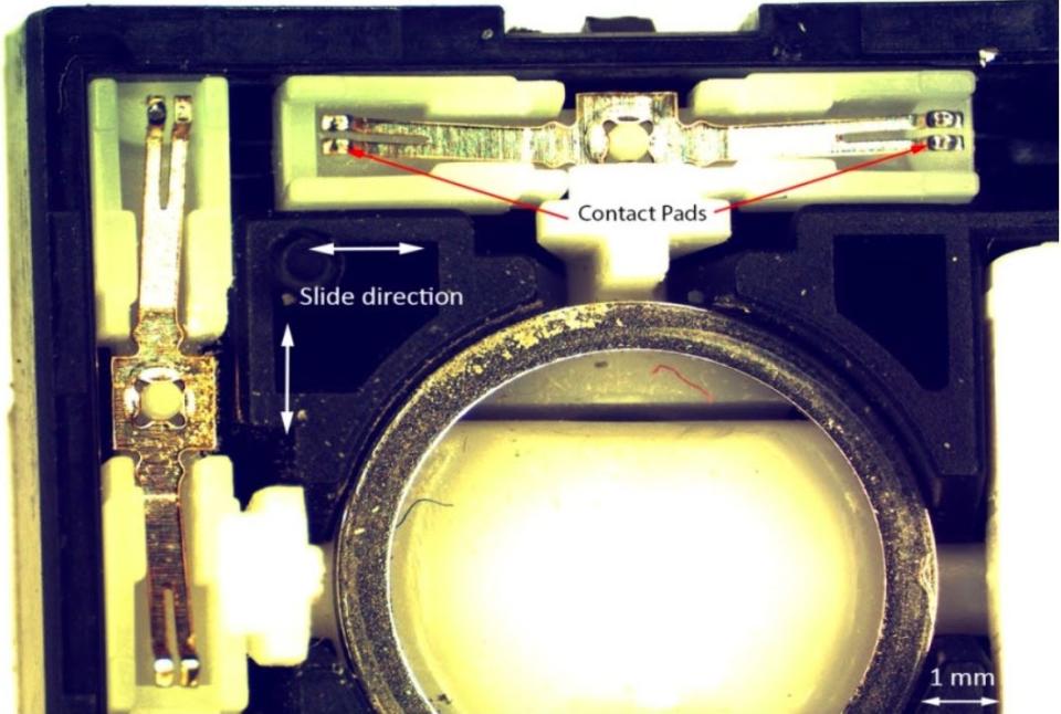 Joy con採用金屬墊片與軟碳電極接觸的方式產生訊號。 圖：翻攝自Tousley Brain Stephens PLLC