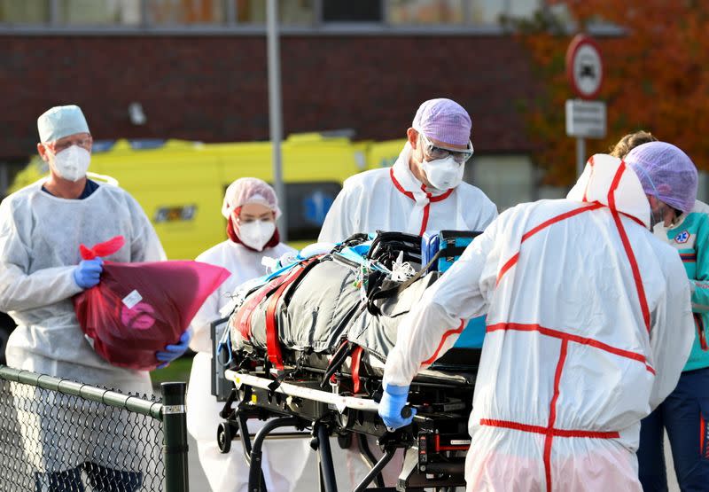 Un paciente infectado con la enfermedad coronavirus (COVID-19) es transportado a un helicóptero para ser trasladado desde el Hospital Flevo a Alemania, donde los hospitales están ayudando a hacerse cargo de los pacientes holandeses con la enfermedad coronavirus ahora que el número de admisiones hospitalarias sigue aumentando, en Almere, Países Bajos.