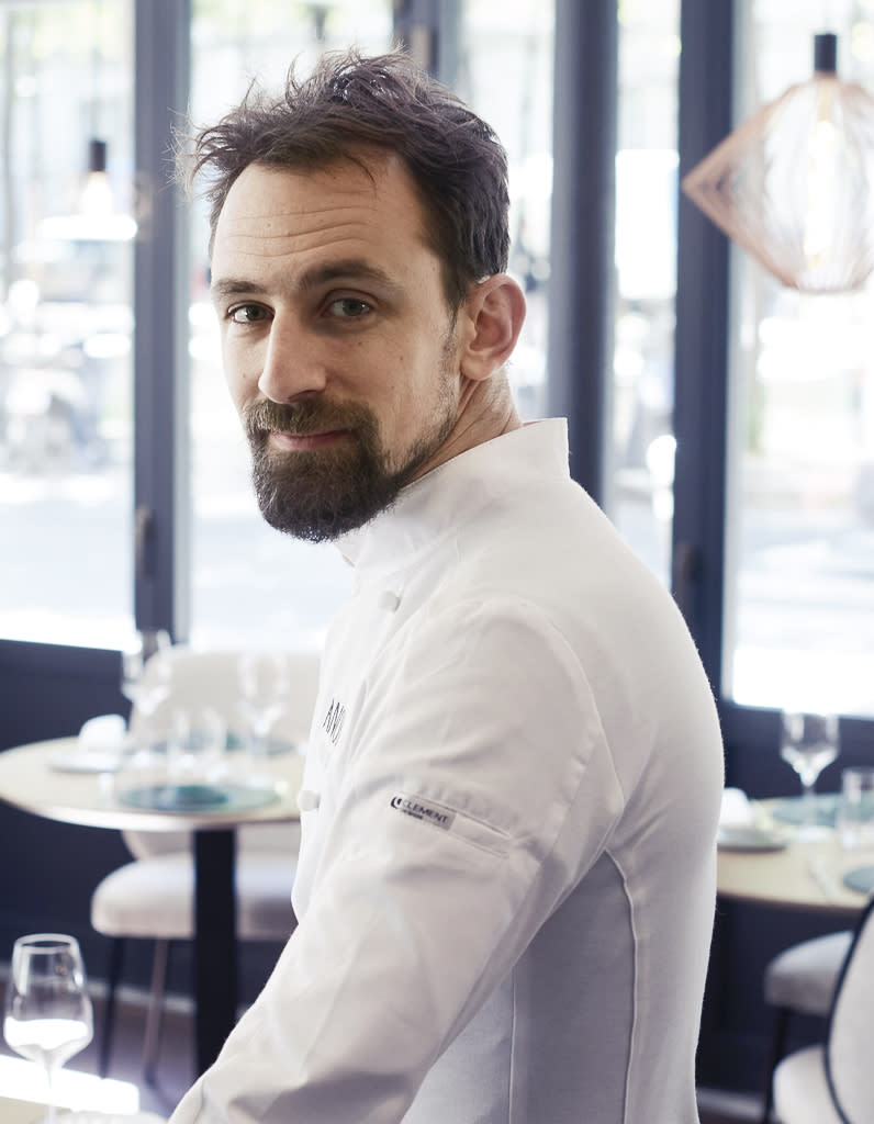 Prix du Public 2019<br><p>Il se définit comme un « chef écolo ». À 33 ans, Thibaut Spiwack est résolument engagé. Dans son restaurant gastronomique Anona, ouvert en mai dernier dans le 17e arrondissement de Paris, il opte pour une démarche 100 % green, réduisant les déchets, limitant la consommation d’eau et utilisant une électricité verte. Tout y est fait maison, du pain aux sirops en passant par la ginger beer. « J’espère que ma victoire est une preuve qu’on peut mêler gastronomie et écoresponsabilité. C’est la raison pour laquelle je me lève chaque matin », déclare-t-il. Une volonté acquise grâce à son expérience impressionnante. À 20 ans, il intègre le prestigieux George-V à Paris, avant de voyager de l’Angleterre à l’Australie. À son retour, il est engagé comme second au restaurant Le Jules Verne au deuxième étage de la tour Eiffel et comme chef à l’Hôtel Particulier de Montmartre. Avec Anona, il prend son envol et n’a pour seule motivation que « le plaisir de faire plaisir ».</p><p><b>Le lieu</b> : hommage à la nature, le décor est design et la vaisselle réalisée dans des matériaux naturels, bois ou grès.</p><p> <b>Les must</b> : le blanc aux algues, cuisses en gyoza aux vernis (coquillages) et amandes (volaille d’Arnaud Tauzin) ; les végétariennes tomates farcies à la tomate, piment d’Espelette et amandes.<br>Menu découverte à 75 € et menu dégustation à 95 €.</p><p><b>La marraine</b> : Eugénie Tine, cheffe du Séquana, à Paris.</p><p> Anona<br> 80, bd des batignolles, 75017 Paris<br>01 84 79 01 15</p><p> <a href="https://www.anona.fr/" rel="nofollow noopener" target="_blank" data-ylk="slk:www.anona.fr;elm:context_link;itc:0;sec:content-canvas" class="link "> www.anona.fr</a></p><br>