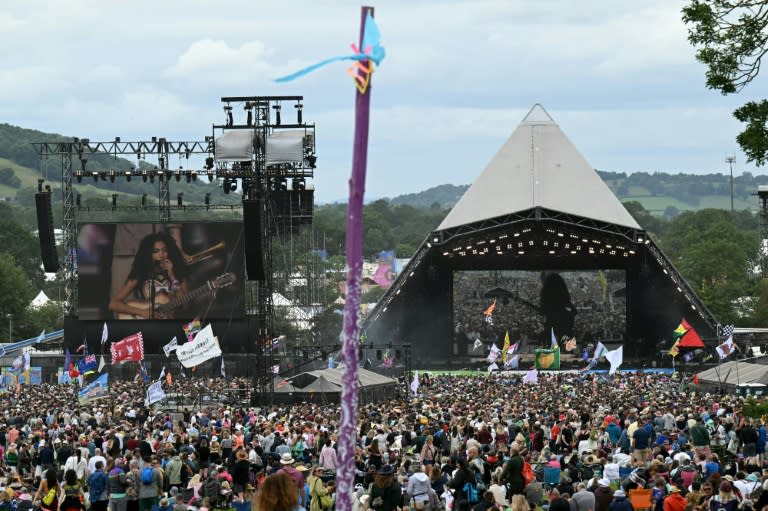 Des participants au festival de Glastonbury assistent à un concert d'Olivia Dean, le 28 juin 2024 à Pilton, dans le sud-ouest de l'Angleterre (Oli SCARFF)