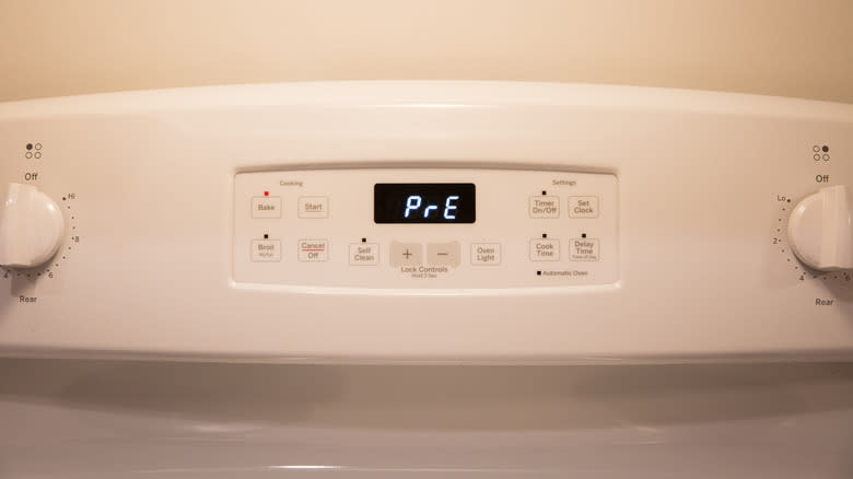 oven display showing preheat symbol 