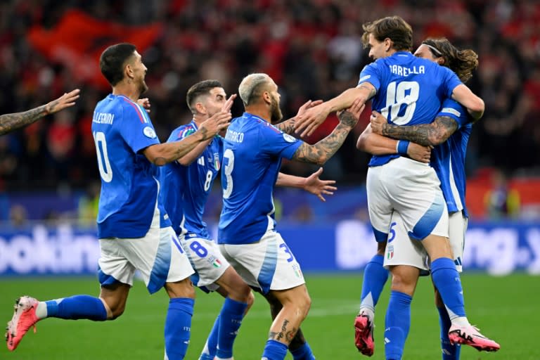 El centrocampista italiano Nicolo Barella celebra con sus compañeros de la selección el gol de la victoria contra Albania en la fase de grupos de la Eurocopa-2024, el 15 de junio de 2024 en Dortmund. (INA FASSBENDER)