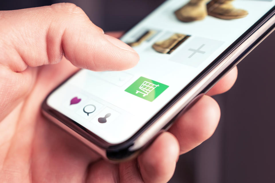 Online kaufen und verkaufen mit einer Handy-App. (Beispielbild: Getty Images)