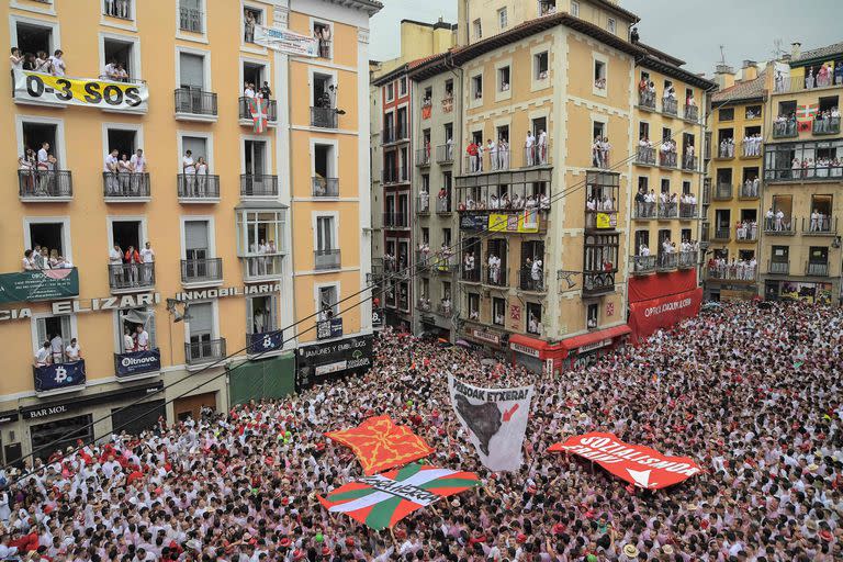 El público traslada una bandera vasca "Ikurrina", una bandera de Navarra y una pancarta con un mapa del País Vasco que dice en euskera "Presos, volved a casa"