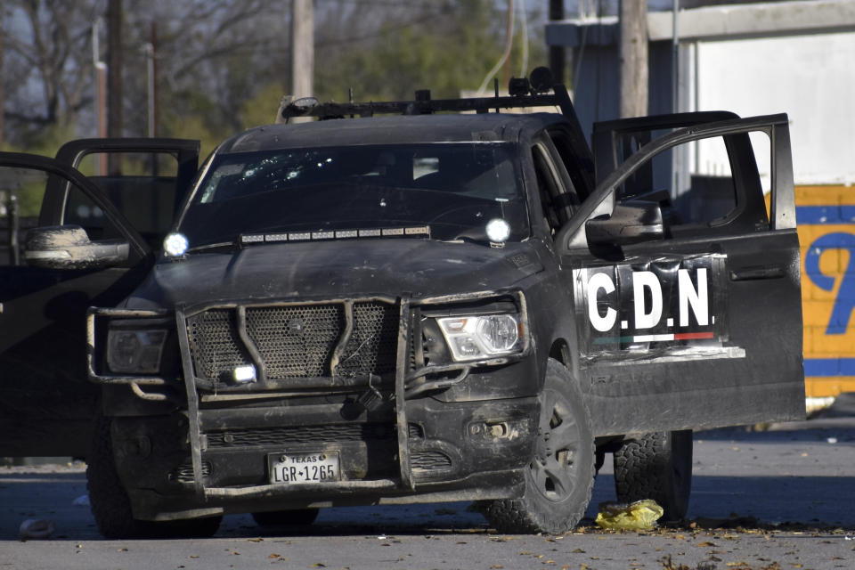 Una camioneta baleada con las iniciales CDN, las mismas del Cártel del Noreste, yace abandonada en una calle tras un tiroteo entre las fuerzas de seguridad de México y presuntos narcotraficantes, en Villa Unión, México, el sábado 30 de noviembre del 2019. (AP Foto/Gerardo Sánchez)