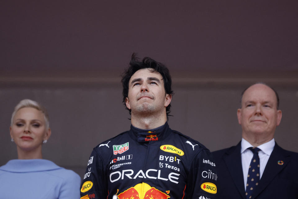 <p>Checo Pérez con Charlene y Alberto de Mónaco tras hacerse con el Gran Premio de la Fórmula 1/ REUTERS/Christian Hartmann REUTERS</p> 