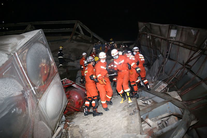 Personal de rescate trasladan a los heridos desde el lugar del derrumbe de un hotel que se utilizaba para poner en cuarentena a infectados por el coronavirus, en la ciudad portuaria del sudeste de Quanzhou