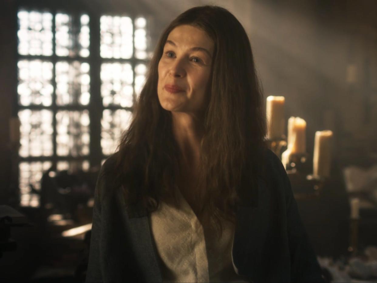 Rosamund Pike as Moiraine Damodred in "The Wheel of Time" season 2 premiere.