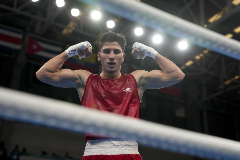 El mexicano Marco Verde celebra tras vencer el ecuatoriano José Rodríguez en la final del peso súper welter de los Juegos Panamericanos en Santiago, Chile, el viernes 27 de octubre de 2023. (AP Foto/Martín Mejía)