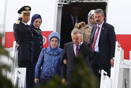 Turkish President Tayyip Erdogan (bottom R) and his wife Emine arrive at Esenboga Airport, in Ankara, Turkey, June 8, 2015. REUTERS/Umit Bektas