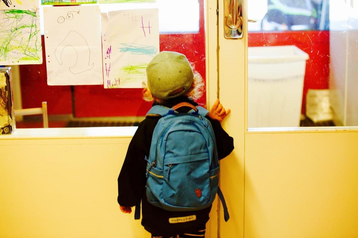 Un enfant à l'école (illustration) - TJENA 