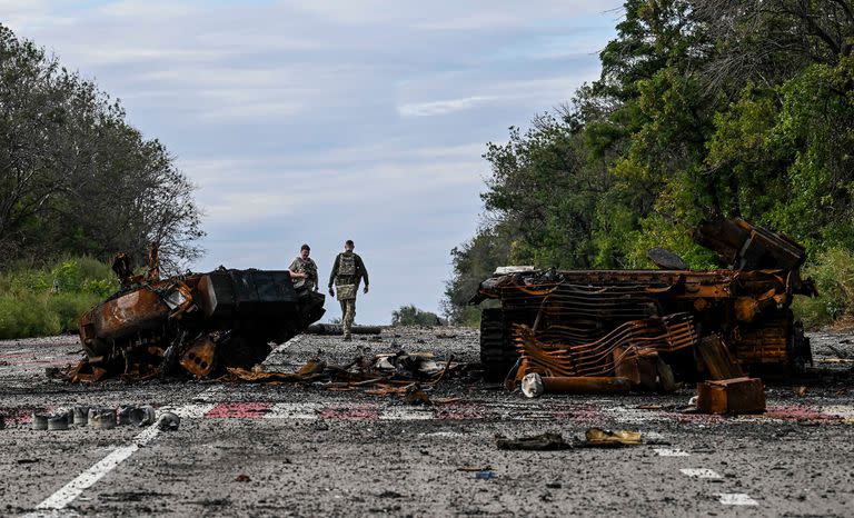 Restos de vehículos de combate sobre una ruta en Balakliya, el 10 de septiembre de 2022.