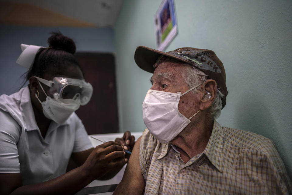 Un hombre recibe una inyección de la vacuna cubana Abdala contra el COVID-19 en un consultorio médico en Alamar, en las afueras de La Habana, Cuba, el viernes 14 de mayo de 2021. (AP Foto/Ramón Espinosa)