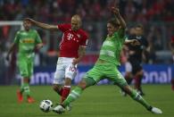 Football Soccer - Bayern Munich v Borussia Moenchengladbach - German Bundesliga - Allianz -Arena, Munich, Germany - 22/10/16 - Bayern Munich's Arjen Robben (L) in action with Borussia Moenchengladbach's Jannik Vestergaard REUTERS/Michael Dalder