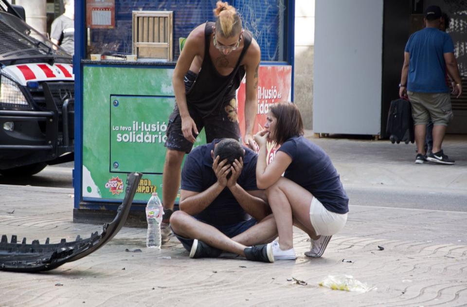 Personas heridas reaccionan después de que una furgoneta arrollara a los peatones en La Rambla, centro de Barcelona, Cataluña (España), el 17 de agosto de 2017 (David Armengou / EPA / REX / Shutterstock).