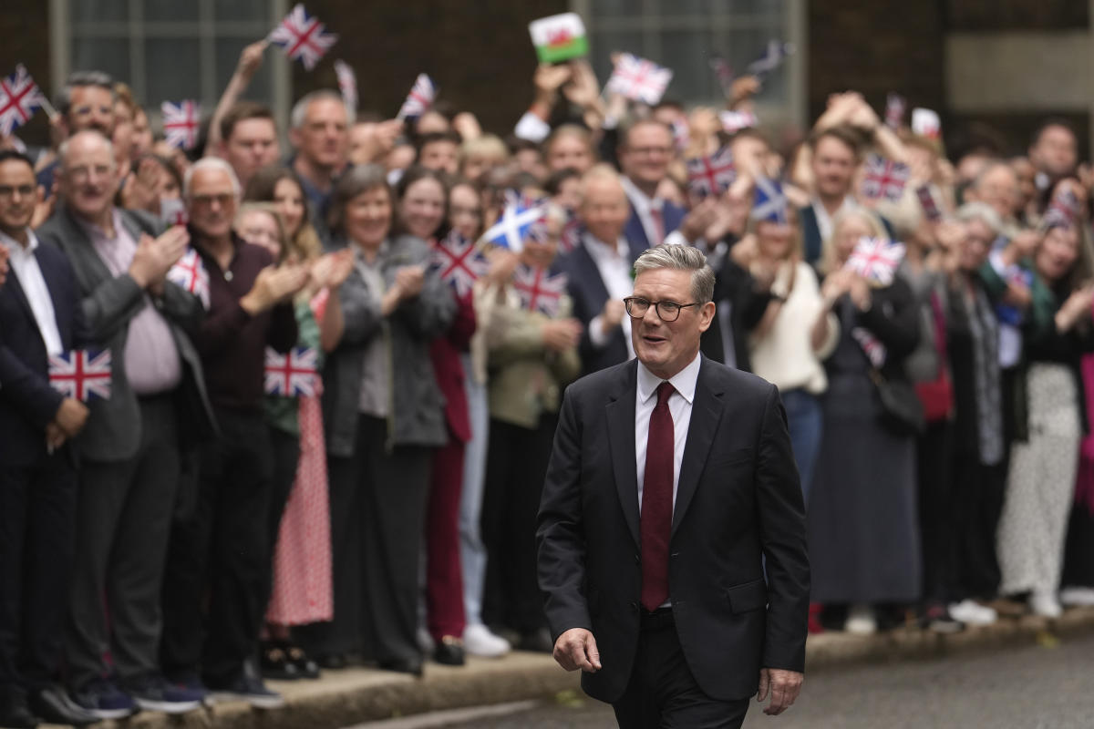 New UK Prime Minister Starmer assembles for the first meeting