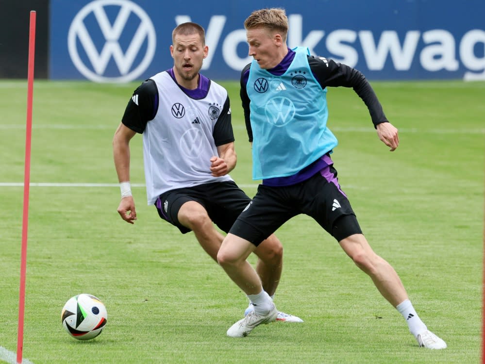 Führich (r.) und Anton fuhren im DFB-Quiztaxi (IMAGO/Roger Petzsche)