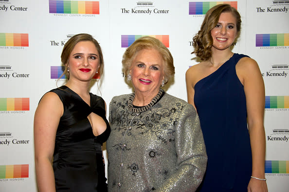 Jacqueline Mars (mitte) und ihre Enkelinnen Graysen Airth (links) und Katherine Burgstahler (rechts). - Copyright: Ron Sachs-Pool/Getty Images