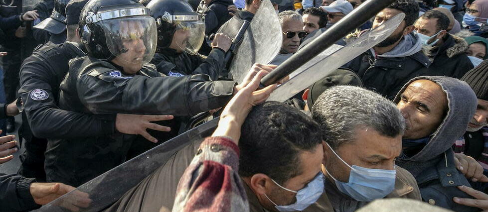 Des scènes de violence rarement vues dans la capitale Tunis ont été observées ce 14 janvier commémorant la révolte qui a renversé le dictateur en 2011. 
