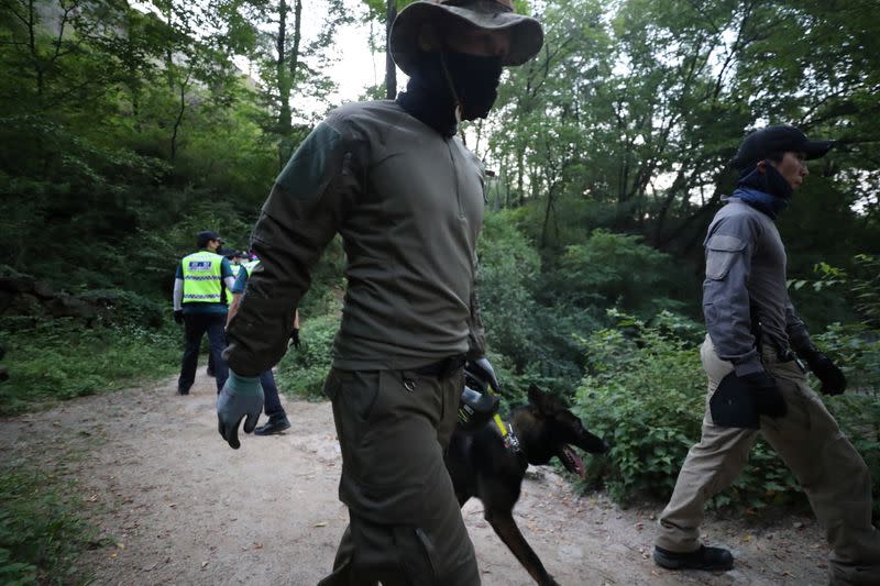 South Korean policemen conduct a search operation for Seoul Mayor Park Won-soon in Seoul