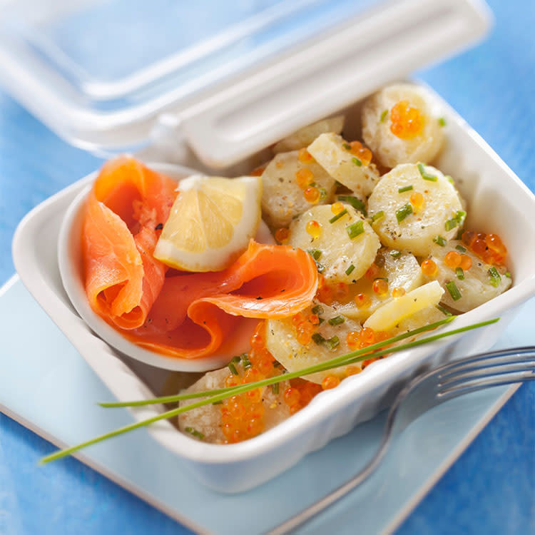 Ensalada de patata con salmón ahumado y huevas de trucha