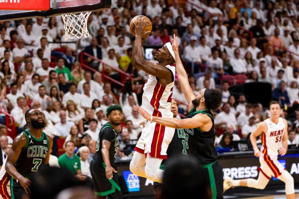 El jugador del Heat Jimmy Butler (22) tira al aro ante la marca de Derrick White, de los Celtics de Boston, en el tercer partido de las Finales del Este, celebrado el 21 de mayo de 2023 en Miami.
