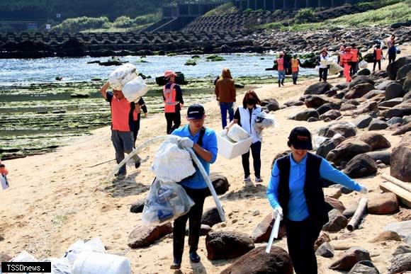 新北環保局號召百人淨灘夥伴們撿拾廢棄物一起守護海岸。（圖：新北環保局提供）