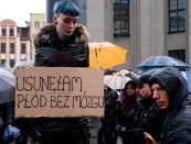 Un grupo de personas participaron de una manifestación nacional de mujeres el lunes 3 de octubre de 2016, en Katowice (Polonia). A pesar de las fuertes lluvias, miles de mujeres y hombres protestaron para expresar su oposición al endurecimiento de las regulaciones sobre el aborto con una movilización llamada “Lunes Negro”. Miles de mujeres tomaron un día libre de trabajo para expresar su solidaridad y luchar por el derecho al aborto legal, la educación sexual, la anticoncepción y la concepción in vitro. EPA/Andrzej Grygiel