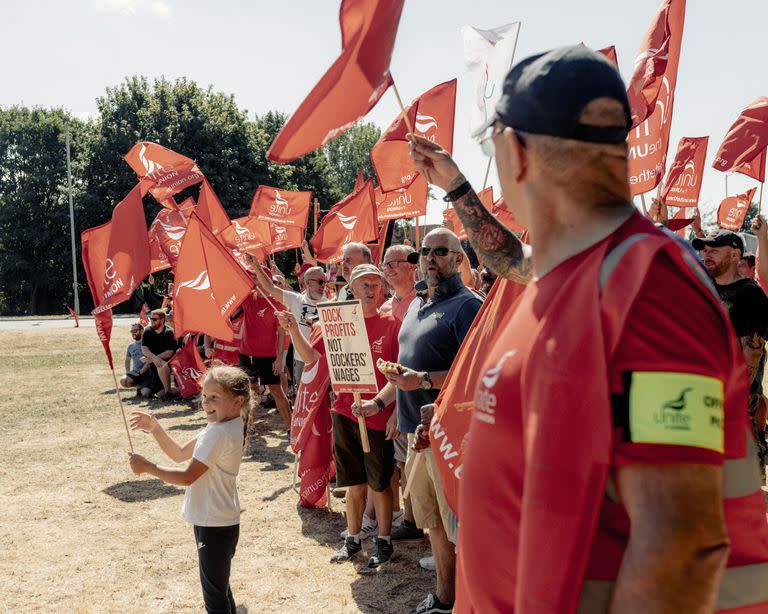 Trabajadores en huelga en el puerto de Felixstowe