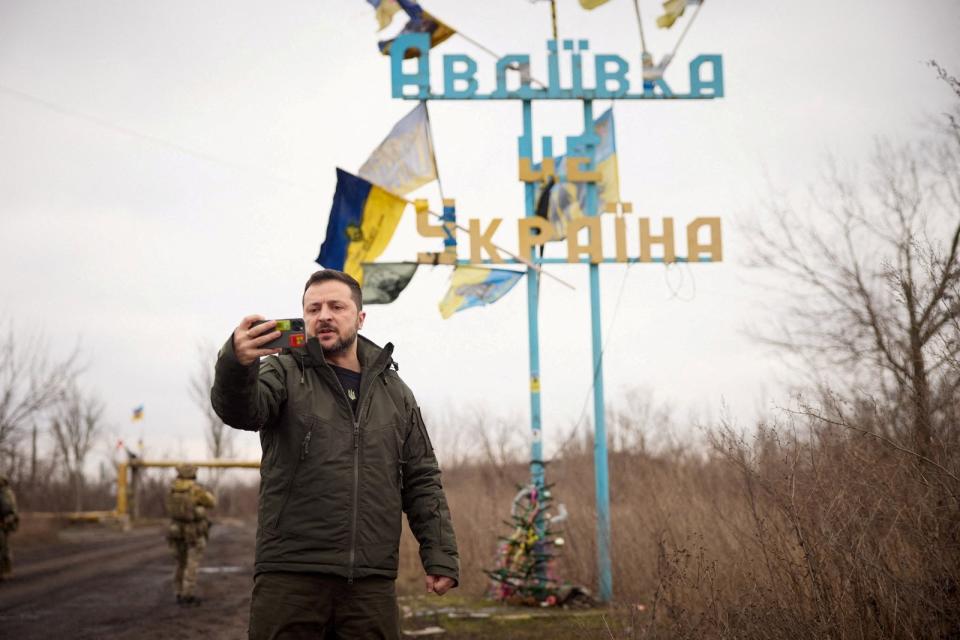 2023年12月29日，烏克蘭總澤倫斯基視察烏東戰略要地阿夫迪夫卡，在寫著「阿夫迪夫卡，烏克蘭」的路標前拍了一段影片。路透社