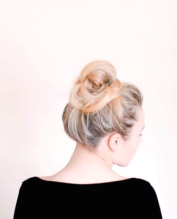 On fait difficilement mieux que le chignon des mauvais jours. Il peut être emmêlé, bancal, c'est pas grave, ça rend toujours aussi bien.