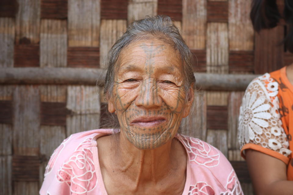 Mujeres con la cara tatuada Myanmar, antigua Birmania. Foto: Julia Alegre 