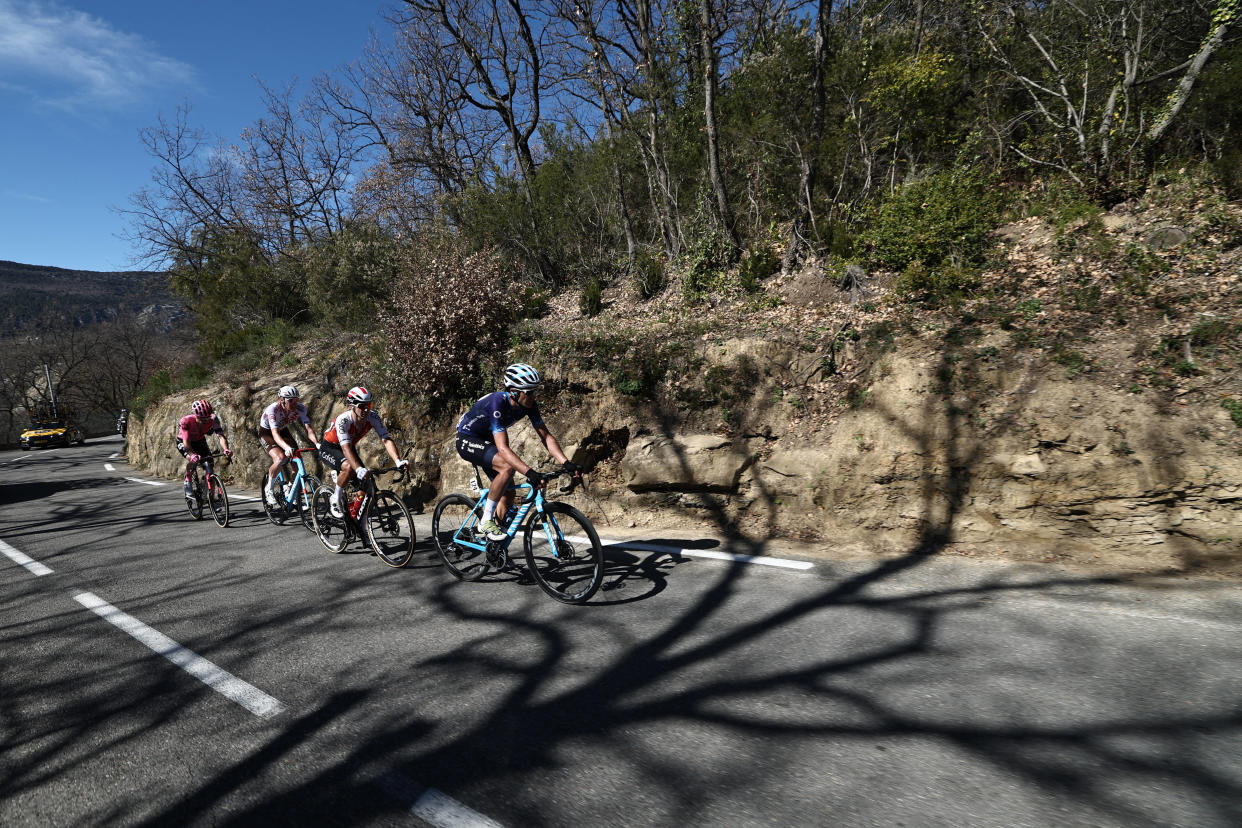 
Un groupe de cyclistes lors de la 8e et dernière étape de Paris-Nice, entre Nice et Nice, le 12 mars 2023.