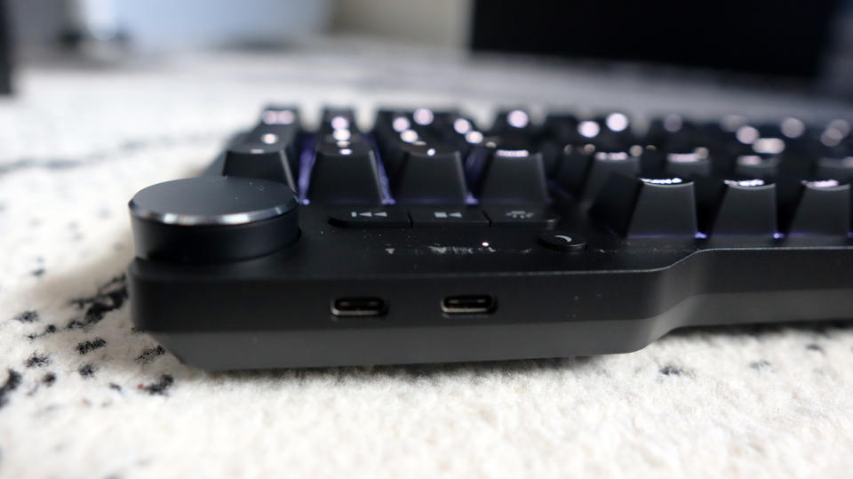 Das 6 Keyboards Professional keyboard on carpet.