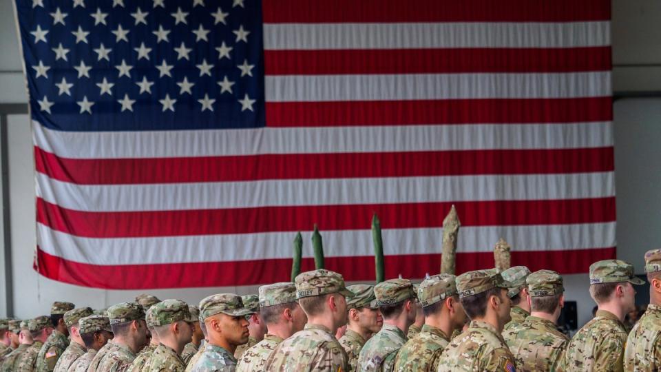 US-Soldaten während einer militärischen Zeremonie in den Storck-Barracks vor einer Flagge der Vereinigten Staaten von Amerika.