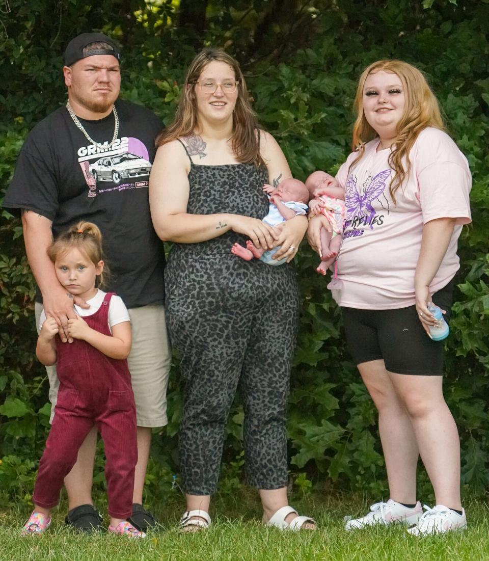 EXCLUSIVE: Honey Boo Boo (Alana Thompson), and her sister, Lauryn "Pumpkin" Efird, and her husband, Josh Efrid, and their children Ella, 4, Bently, 10 months, and their newborn twins. Photos by Dana Mixer. 18 Jun 2022 Pictured: Honey Boo Boo (Alana Thompson), and her sister, Lauryn "Pumpkin" Efird, and her husband, Josh Efird and their children Ella, 4, Bently, 10 months, and their newborn twins. Photo credit: Dana Mixer / MEGA TheMegaAgency.com +1 888 505 6342