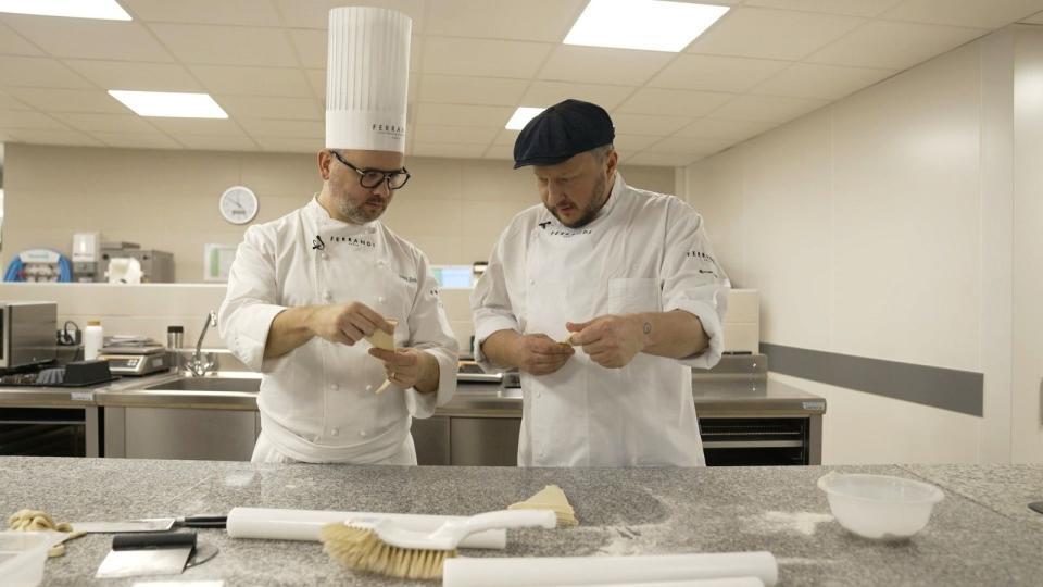 In Frankreich lässt sich Sebastian Lege in die Geheimnisse des besten Blätterteigs einführen - die Grundlage für herrlich knusprige Croissants. (Bild: RTL)