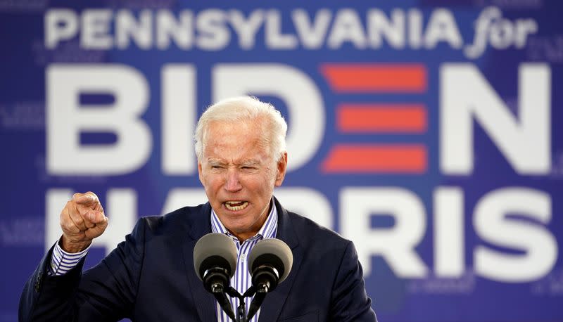 FOTO DE ARCHIVO: El candidato presidencial demócrata Joe Biden durante un mitin de campaña en la Escuela Secundaria de Dallas, Pennsylvania, EEUU