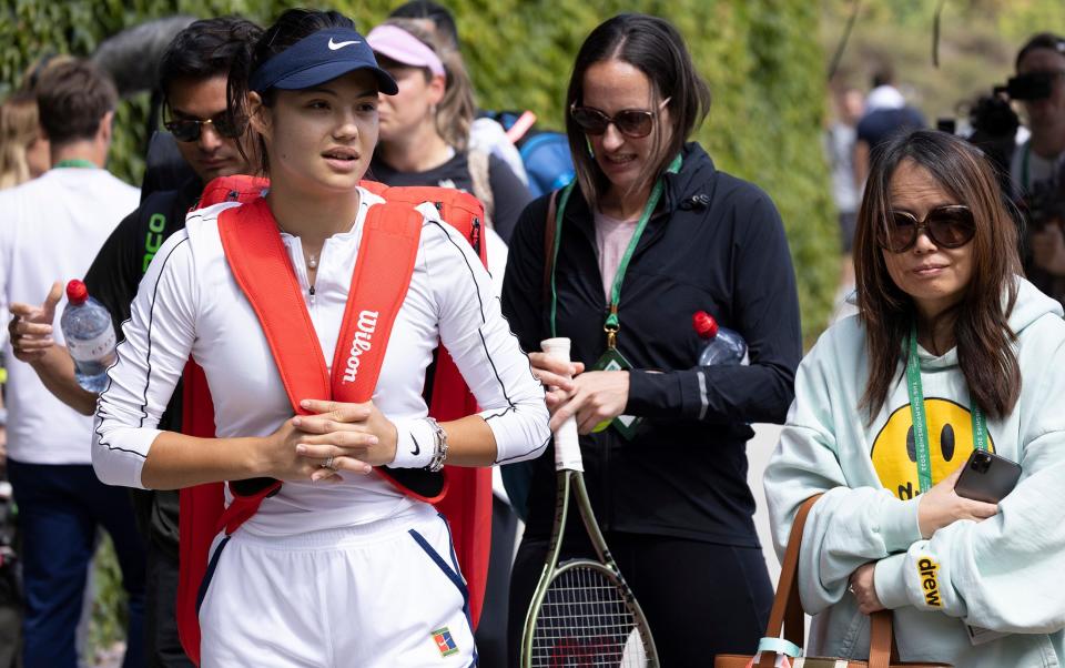 Renee Raducanu caminhando com a filha em Wimbledon