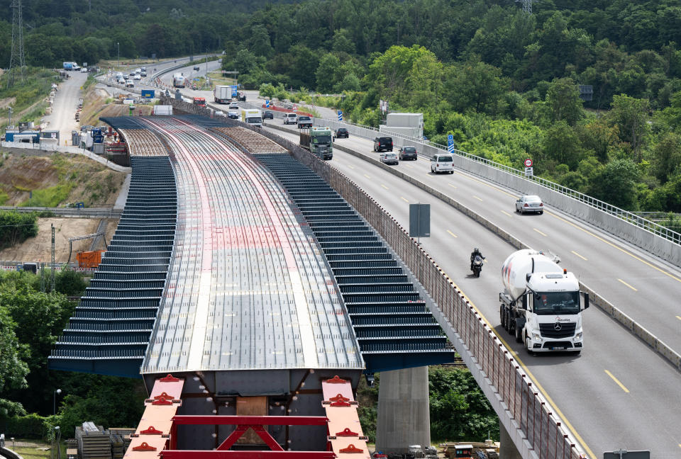 Mit den geplanten Kürzungen könnten deutschlandweit über 100 Baumaßnahmen, darunter äußerst wichtige Brückenbauwerke, auf unbestimmte Zeit verschoben werden (Bild: Boris Roessler/dpa)