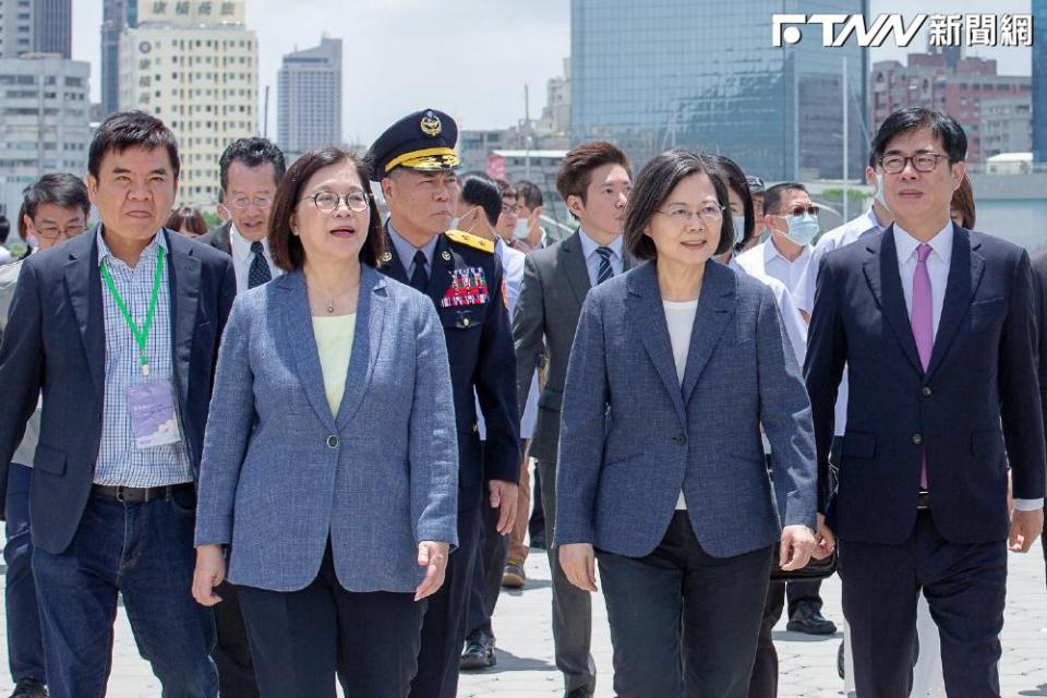 海洋委員會主委管碧玲的髮型與服裝，與蔡英文總統相近，難得出現「2個蔡英文」的有趣畫面。（圖／總統府提供）