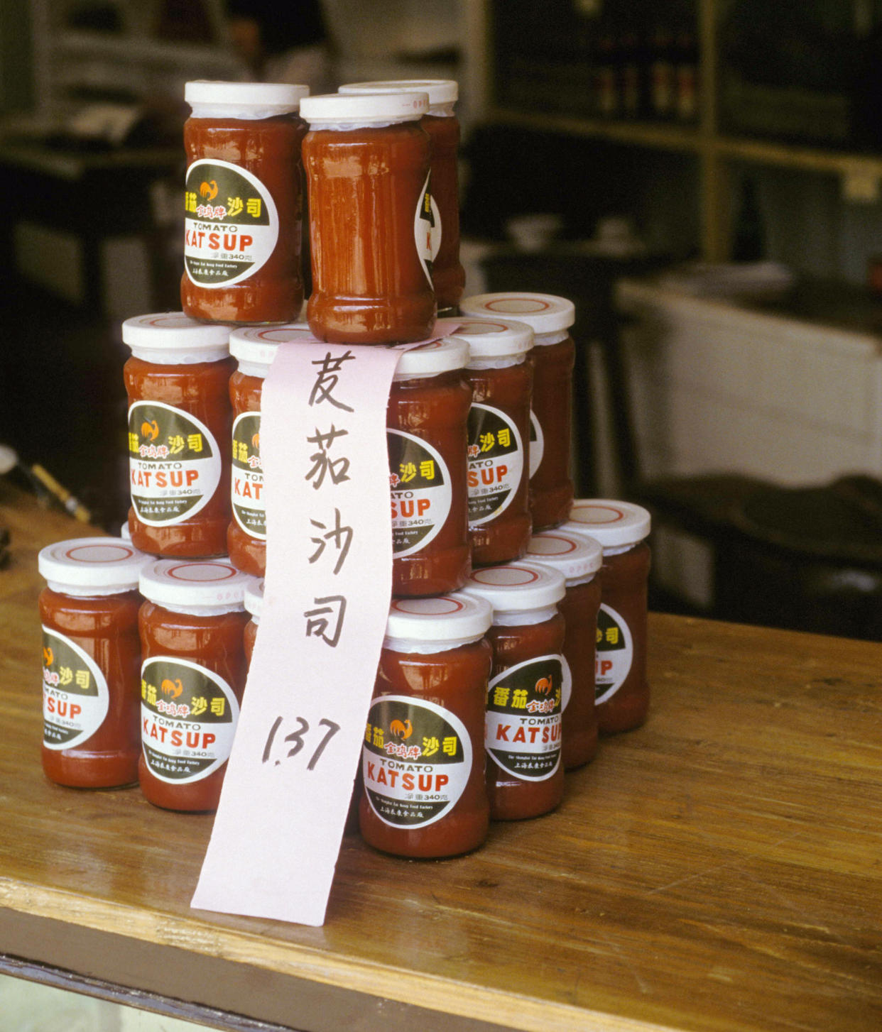 Hangzhou (China). Sale of ketchup pots (Marie Mathelin / Roger Viollet via Getty Images)