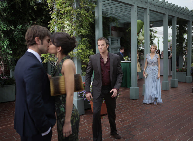 Pictured (L-R): Chace Crawford as Nate Archibald, Sofia Black-D’Elia as Sage, Barry Watson as Steven and Blake Lively as Serena Van Der Woodsen.